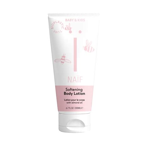 baby met zachte huid, mama smeert crème op baby's wang