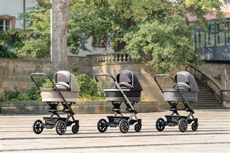 Gedetailleerde foto van de Mercedes-Benz Avantgarde kinderwagen in denim blauw, met focus op de stof en het chassis.