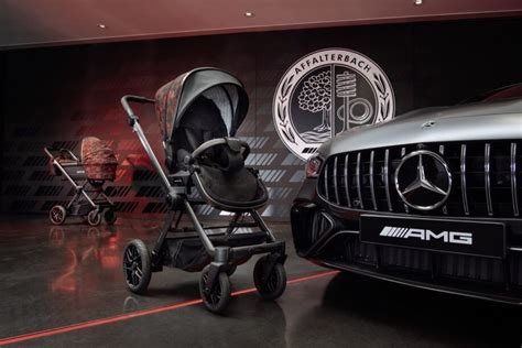 Collage van details van de Mercedes-AMG kinderwagen: wielen, rode stiksels op het stuur, Dinamica microvezel interieur.